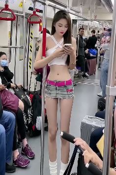 地铁车厢里的一位性感小姐姐,身材颜值是一等一的好!
