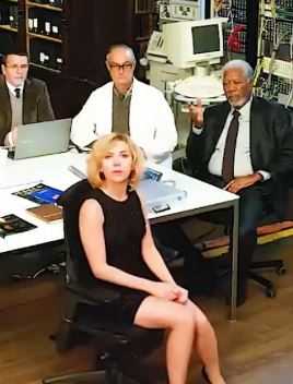 电影《超体3》精彩片段 美女被拿枪指头瞬间消失