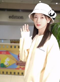 演员刘美旗分享甜美女孩穿搭，这身look你喜欢吗？