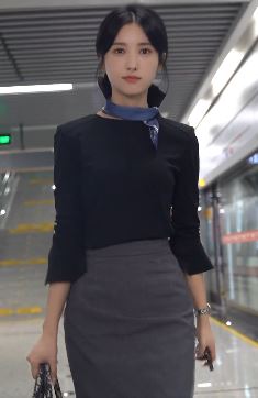 卖房小姐姐「是小朱吖房产」穿职业装地铁随拍 网友:这谁经得起考验