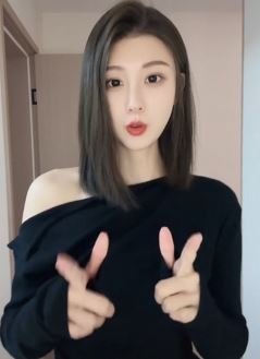 气质小姐姐「依恋」露肩穿搭居家跳手势舞 网友:对你真有依恋感