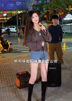 长腿小姐姐街头cover火遍全网歌曲《听》，要是个完整版就更好了！