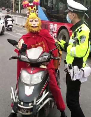 贵阳一男子化妆成猴哥送外卖 遇交警被批评教育