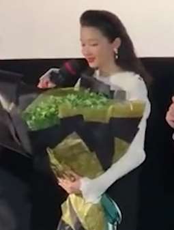 关晓彤被男粉送香菜表白