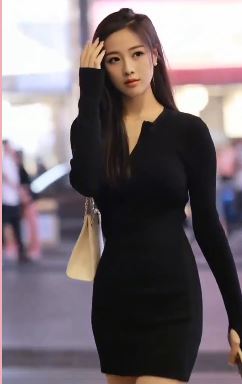 气质小姐姐「YuKii」分享日常街拍,配文:不患难, 不知道谁的手最暖!