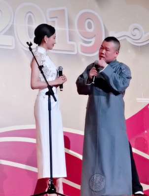 岳云鹏与佟丽娅同台说相声,这一唱一跳配合的不错!