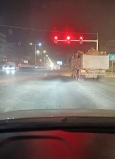 东莞数十辆渣土车组队闯红灯路口不减速