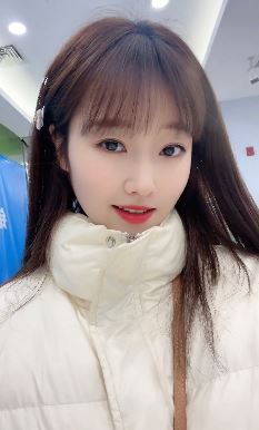 甜美可爱的小姐姐「影子妹妹」问视频中bgm歌名 网友:哎,写作业又走神了!