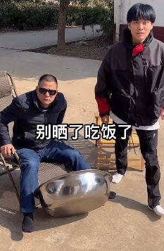 网红「疯狂小杨哥」新更:这么"好吃"的蟹黄包要不要来尝尝?