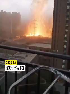 辽宁沈阳遭遇强对流天气 雷电引爆高压线火花四溅