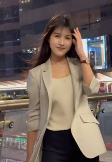 网红小姐姐「吴曼」知性穿搭分享户外随拍，长得很像周慧敏！