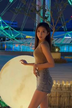迷人小姐姐「奶油幂」性感穿搭分享夜晚户外美景