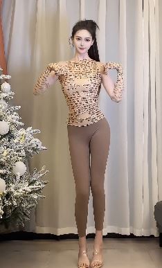 小姐姐「粥粥酱」穿字母上衣搭紧身裤居家浅跳 网友:你影响我看英文了