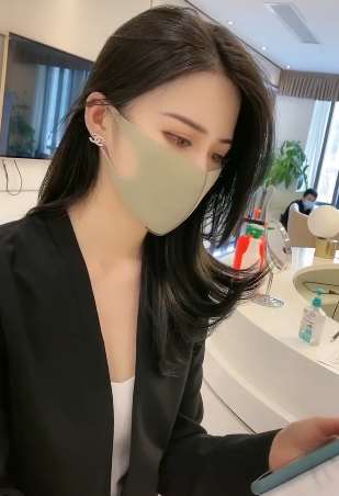 小姐姐说自己是00后 摘下口罩后我惊呆了!