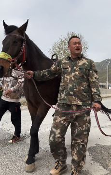 张同学抖音新更:青山绿水,骑马上山去采摘!网友:抖音视频最期待的只有张同学!