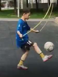 小男孩边跳绳边颠球视频走红网络