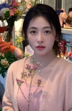 气质小姐姐「晚儿」分享减肥前后对比图 配文:瘦下来做最美的自己