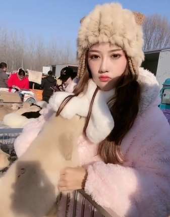 卖狗的小姐姐，为何这么多人来买他的小狗仔呢？