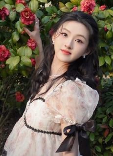 演员王奕婷公主裙户外跳DownDownDown手势舞 网友：像宋祖儿