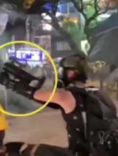 香港暴徒使用疑似美式武器攻击警方