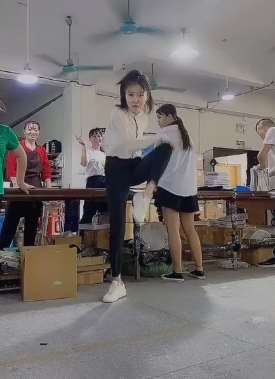 漂亮厂花大跳霹雳舞 才貌双全招人喜欢