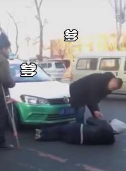 出租车遇见碰瓷大爷,司机无奈连叫七声爹!