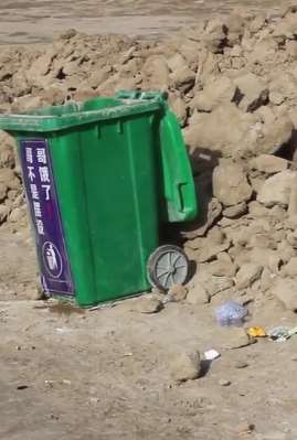 青海一景区因游客乱扔垃圾 每辆车收费10元