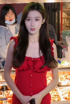女神级小姐姐「小晗同学」分享街头美食 配文:生活是自己的,尽情享受
