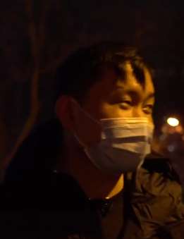 大连小伙坐错车滞留武汉 变身网红保洁员