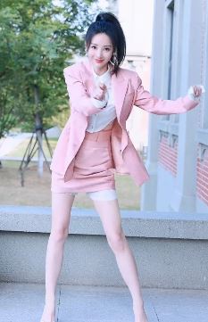 柳岩穿减龄装户外跳嗯嗯动感舞 网友：这是在逆生长啊！