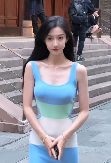 漂亮小姐姐「小晗同学」穿性感美裙分享户外随拍 网友:才上眉头  却上心头