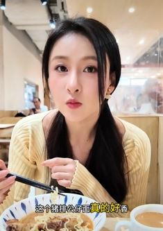 演员贾青分享打卡香港迪士尼乐园及香港美食