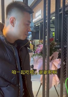 网红「喇叭哥」搞笑：单身男女吃麻辣烫一人一桌太浪费资源！