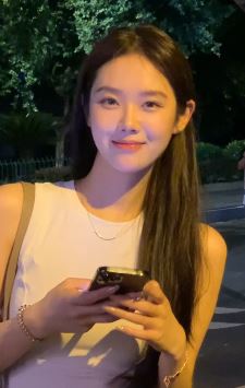 甜美小姐姐「你好晃晃」分享夜晚街头随拍 网友:全抖音最爱你
