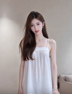 漂亮小姐姐「苏星悦」穿白色吊带裙居家浅跳，看一眼便沉迷！
