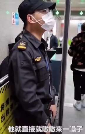 武汉地铁安检员怼乘客被停职