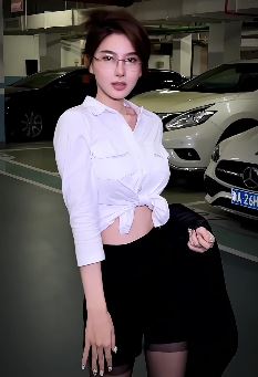 小姐姐「任圆润」穿职业装彰显女人味,配文:下班了 喝点?