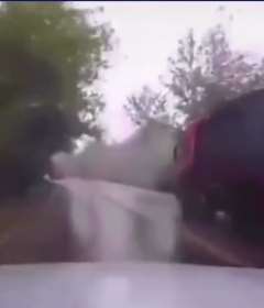 提醒：拐弯处存在盲区，禁止超车！