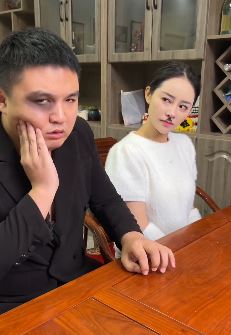 搞笑视频：美女去纹身店要求纹个日式的，结果不给钱还打人！