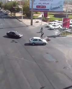 小伙骑摩托飞速撞向小轿车毫发无损，技术好还是运气好？