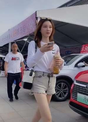 美女谁都想看两眼 后面大叔都跟了很久