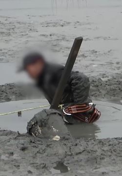 扬州一老人下河捞鱼被困泥潭 消防员用绳索将其拽上岸