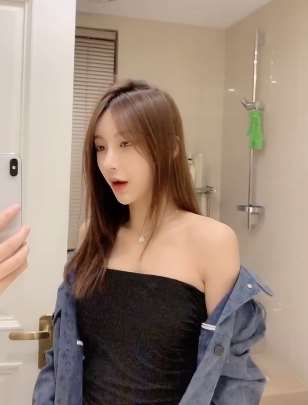 天蝎座的小姐姐玩自拍，肤白貌美惹人爱!