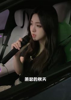 网红歌手金钰晨车内翻唱《 分手在那个秋天》，这首歌给8090后留下了很多回忆