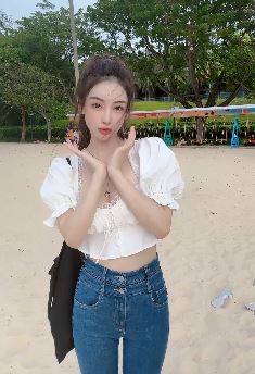 演员付美分享新加坡游玩vlog，配文：爱自己是终身浪漫的开始！