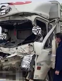 湖北荆门2车追尾后车2人被困 消防员救出后送医