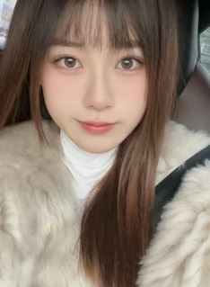 山东小姐姐「蕊蕊吖」穿皮草分享车内随拍 网友：真好看