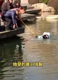 江苏一女子拍照时不小心踩空坠湖