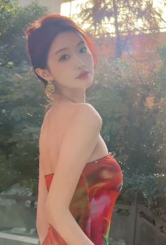 好看小姐姐「77周」穿抹胸美裙户外游玩 网友:美的不可方物