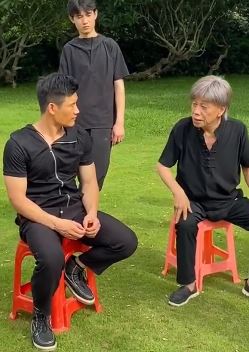 梁小龙现场指导嘎子谢孟伟拍打戏